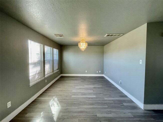 Building Photo - 6103 Settlers Square Ln