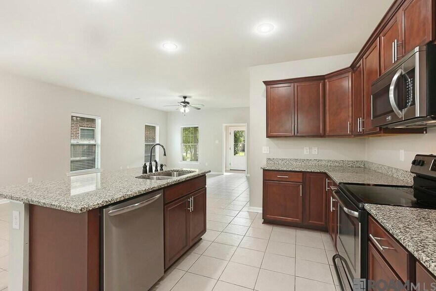 Building Photo - 18317 Sunset Park Dr