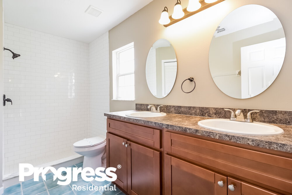 Building Photo - 637 Silver Birch Pl