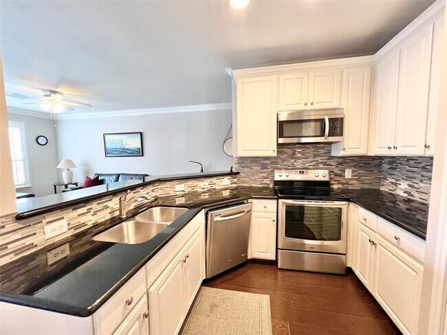 Building Photo - 2400 McCue Rd