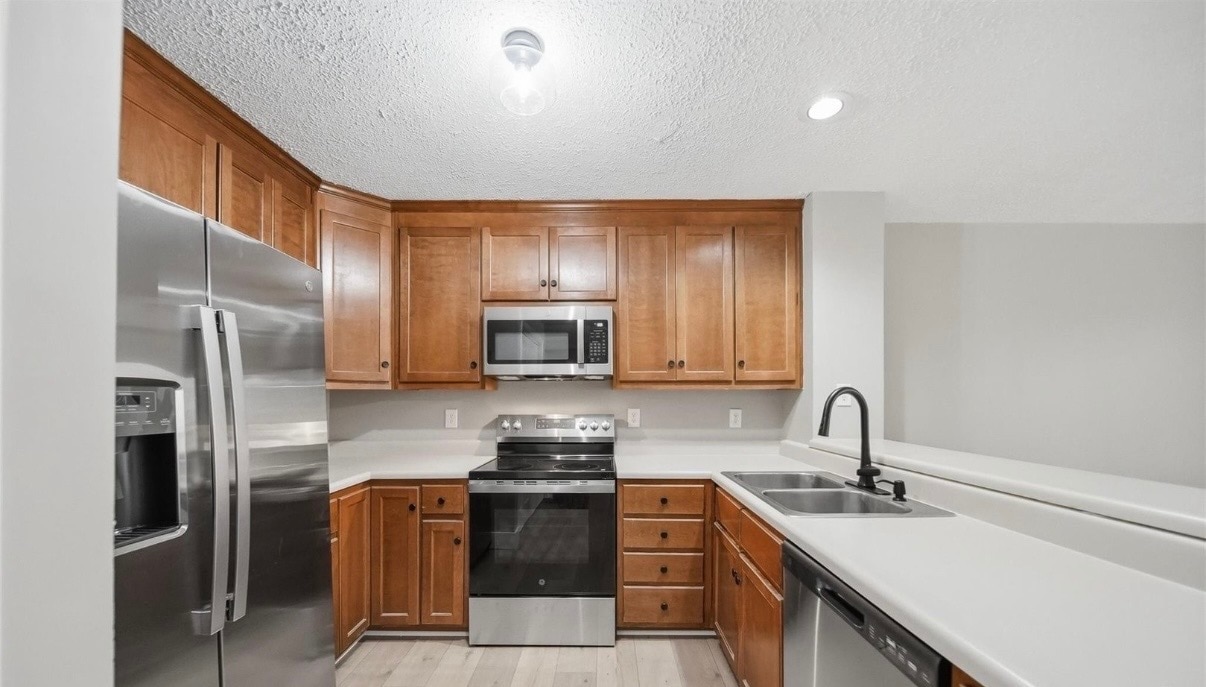 Building Photo - 800 Meadowview Dr