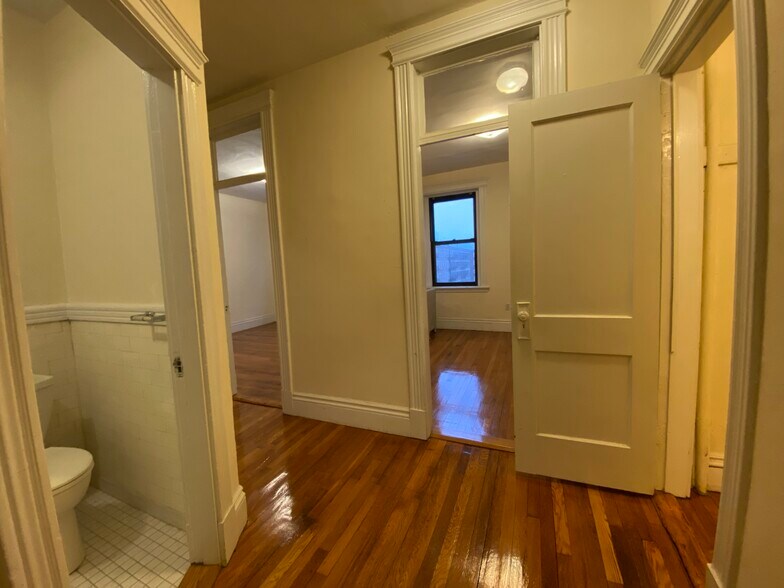 Building Photo - 468 Park Dr
