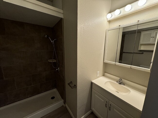 Building Photo - Convenient to Medical District and Texas Tech