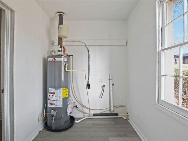 Building Photo - 526 Woodlore Dr