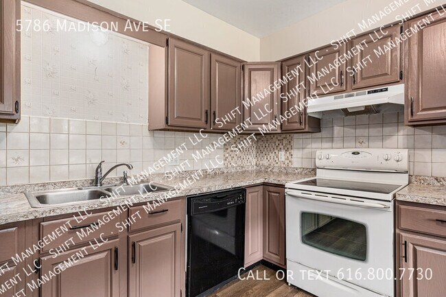Building Photo - 5786 Madison Ave SE