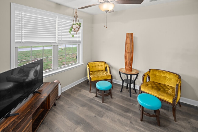 Building Photo - 305 Oleander Ln