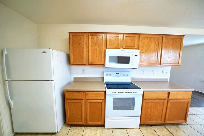 Building Photo - Lovely Home in Gated Universal City Neighb...