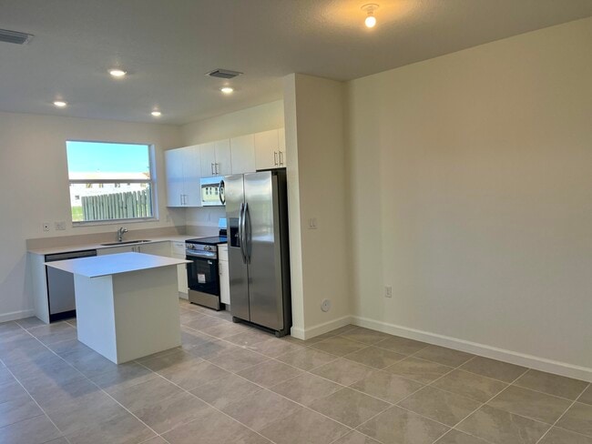 Building Photo - 2776 SE 26th Ave