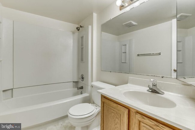 Building Photo - 1809 N Uhle St