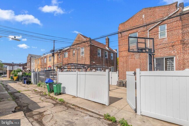 Building Photo - 2727 S 12th St