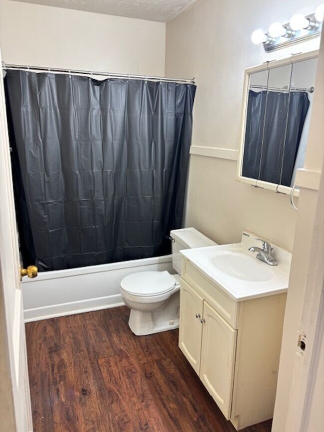 Building Photo - 925 Stanley Ave