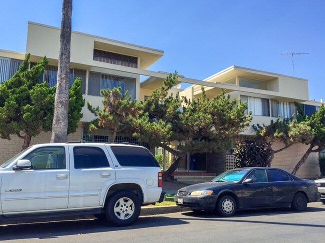 Building Photo - 1117 S Bronson Ave