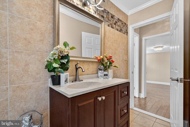 Building Photo - 426 Main St