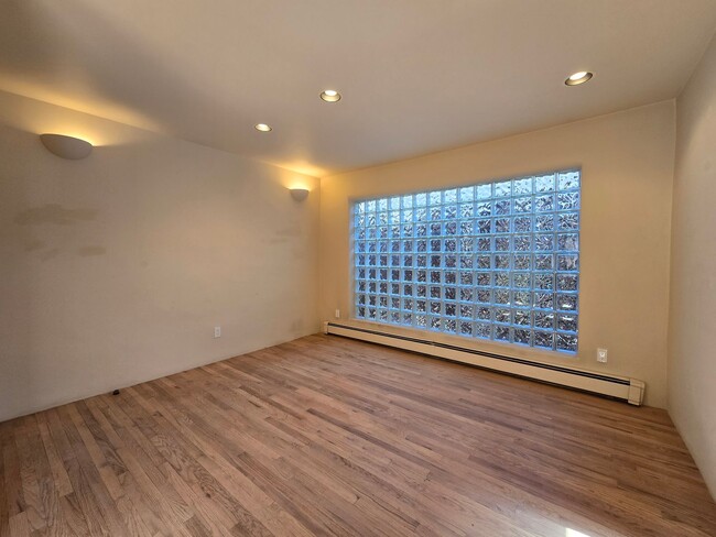 Building Photo - 570 1/2 Garcia St