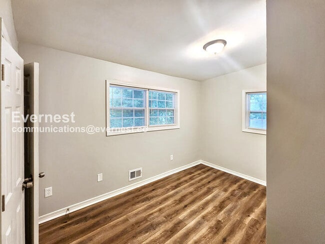 Building Photo - 3024 Pasadena Dr