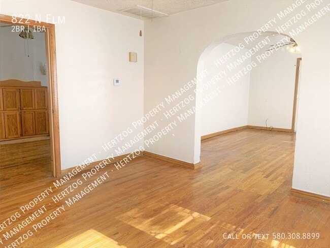 Building Photo - 822 N Elm-