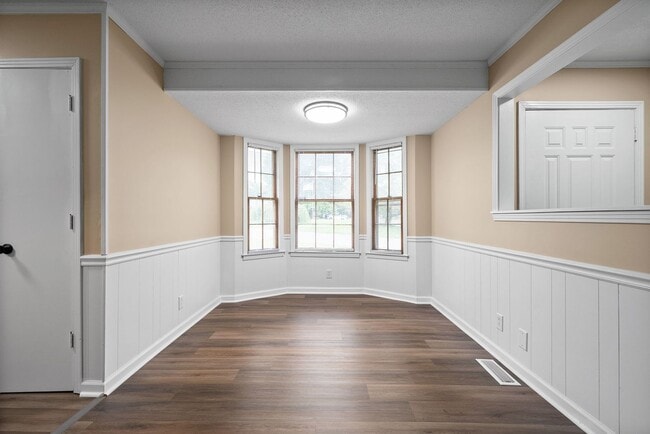 Building Photo - Three Bedroom on Corner Lot!