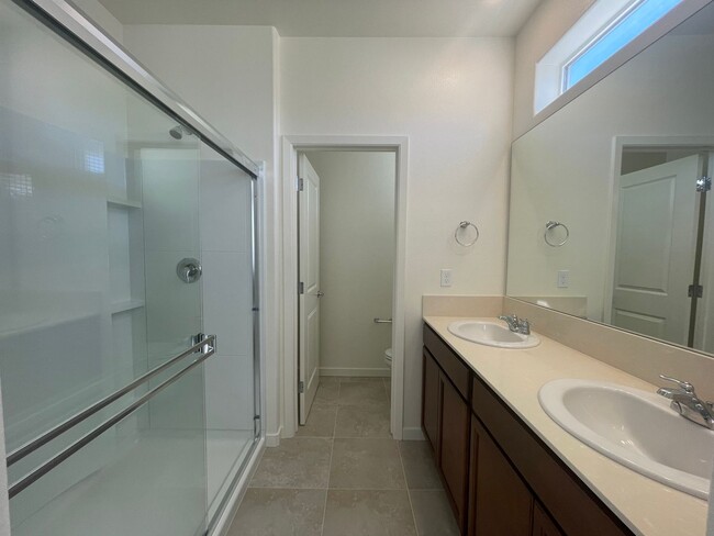 Building Photo - Beautiful Falcon Ridge Townhome!