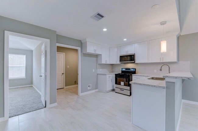 Building Photo - 5824 Glen Lee Dr