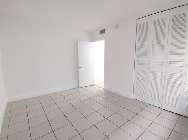 Building Photo - Your Dream Apartment Awaits in Hialeah