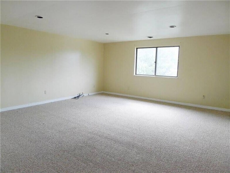 Building Photo - 301 1/2 S Winebiddle St, Apt 5