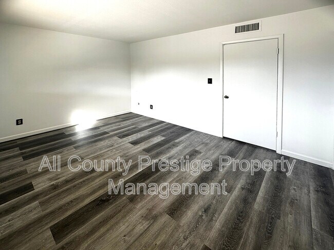 Building Photo - 3459 W Dailey St