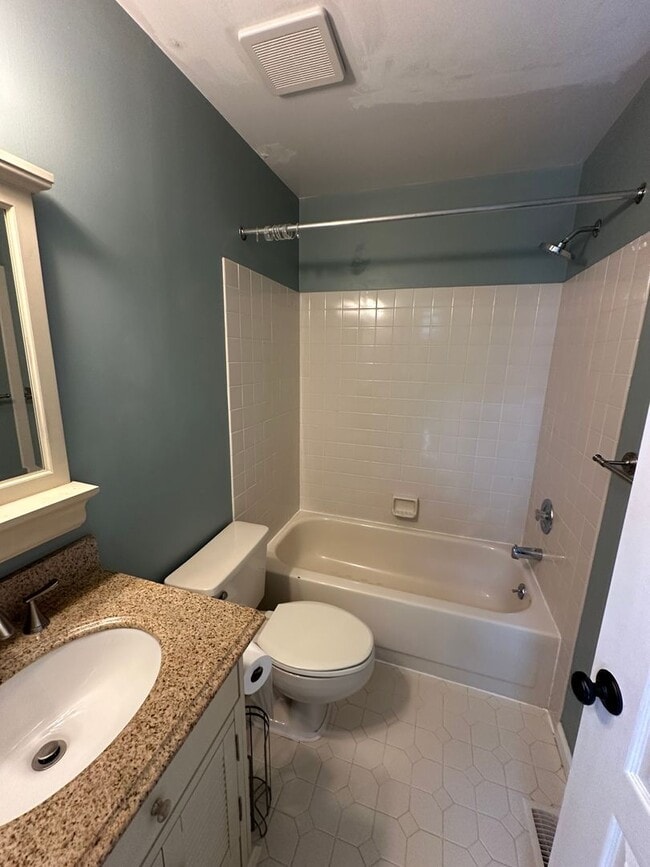Building Photo - Beautiful 3BR/2.5BA Townhome
