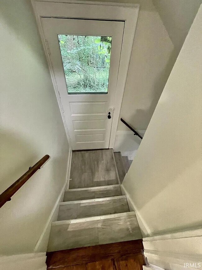 Building Photo - 611 S Eagleson Ave