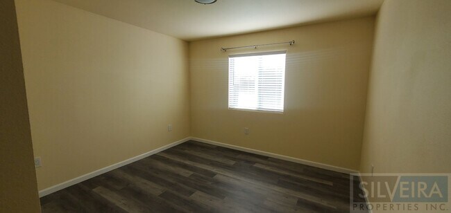 Building Photo - Private 2 Bedroom Unit