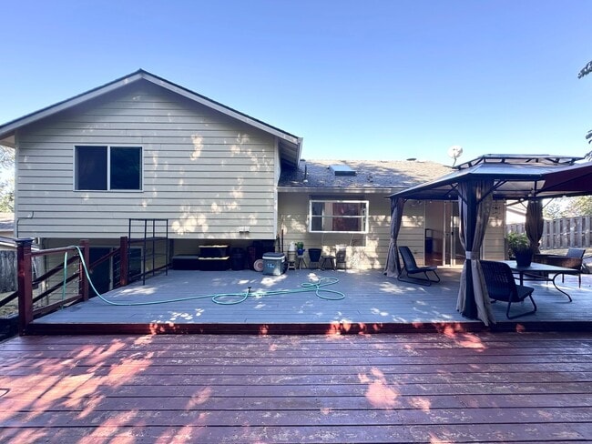 Building Photo - 3 Bed 2.5 Bath 3 Level Home w/ Furnished B...