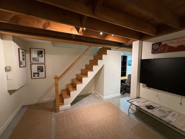 Building Photo - Spacious 2BR/1.5BA Townhouse Available February 15th!!  Great West End Location!!