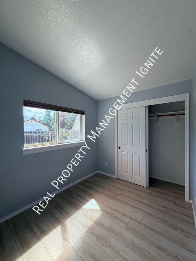 Building Photo - 2087 NE Mistletoe Ct