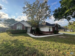 Building Photo - 521 Woodlake Dr
