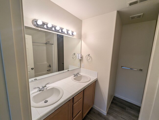 Building Photo - Minutes from Nike and One Week Free! 2 Bed...