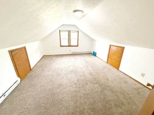 Building Photo - 4 BED 1 BATH BEAUTIFUL SINGLE FAMILY HOME ...