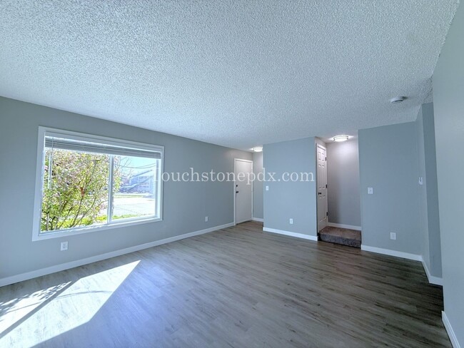 Building Photo - 2nd MONTH RENT FREE! Updated 3 BR Apartment with Patio in Portland