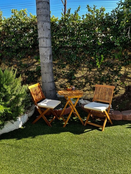 Building Photo - 806 N Poinsettia Pl