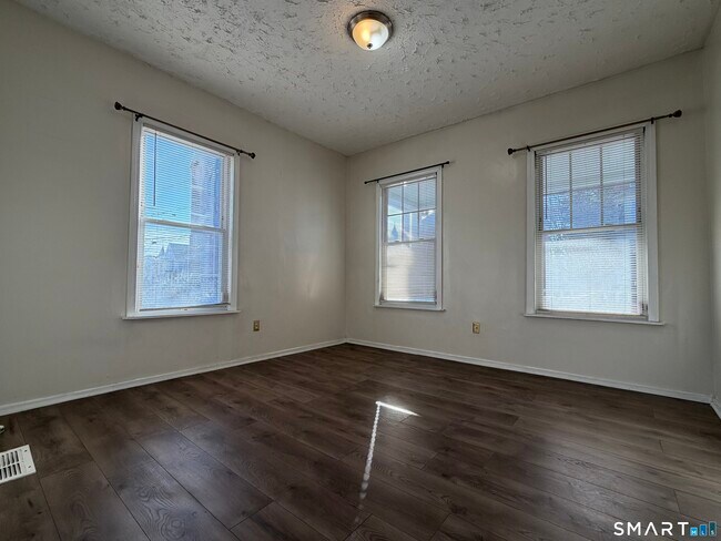 Building Photo - 468 Noble Ave