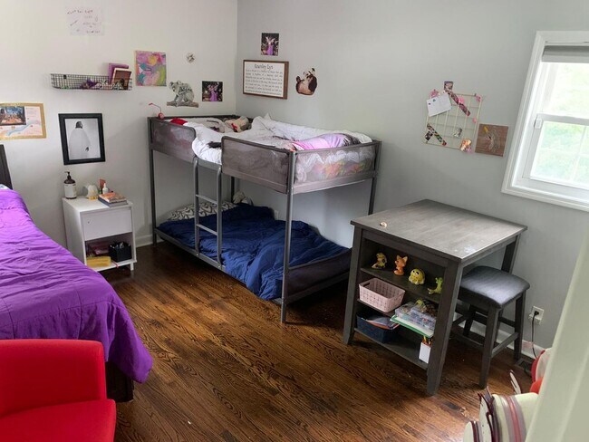 Building Photo - Large House in Cherry Hill East