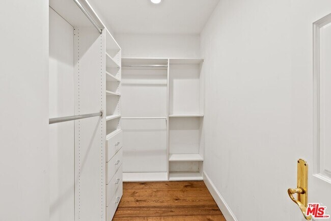 Building Photo - 321 S Palm Dr