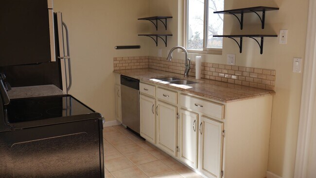 Building Photo - 3 Bedroom 2.5 Bath Townhome with Great Mou...