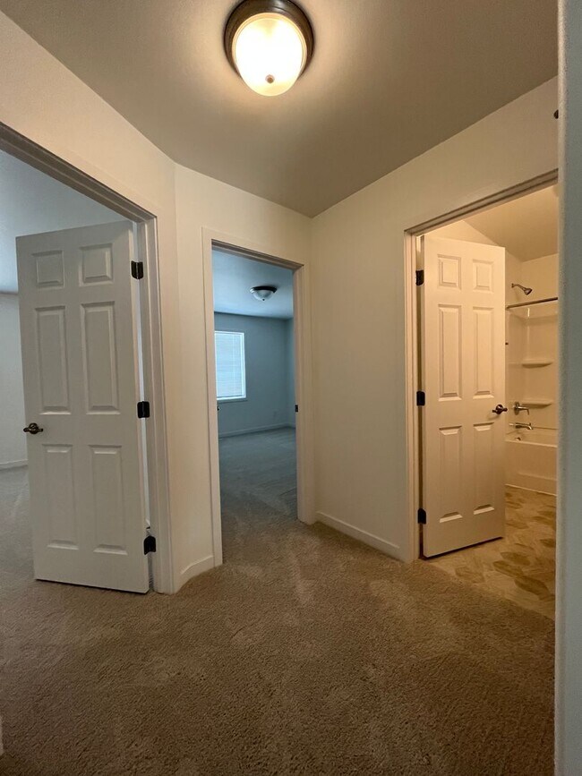 Building Photo - 3 Bed 3 Bath TownHome