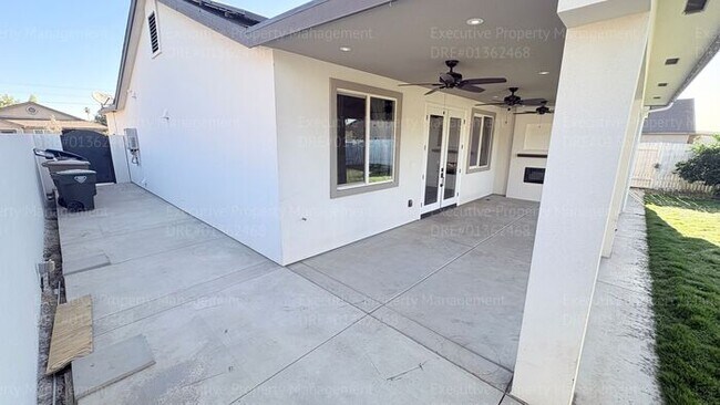 Building Photo - 3 bedroom 2 bathroom home located in a cul- de- sac in a Southwest Bakersfield neighborhood