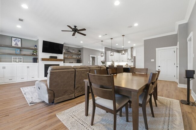 Building Photo - 3 Bedrooms Plus an Office & Sun room