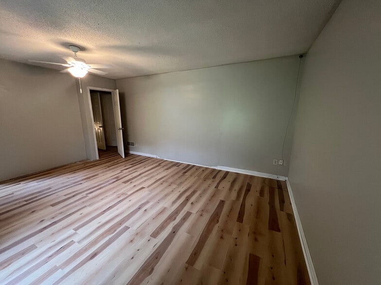 Building Photo - Room in House on Barrett Springs Dr
