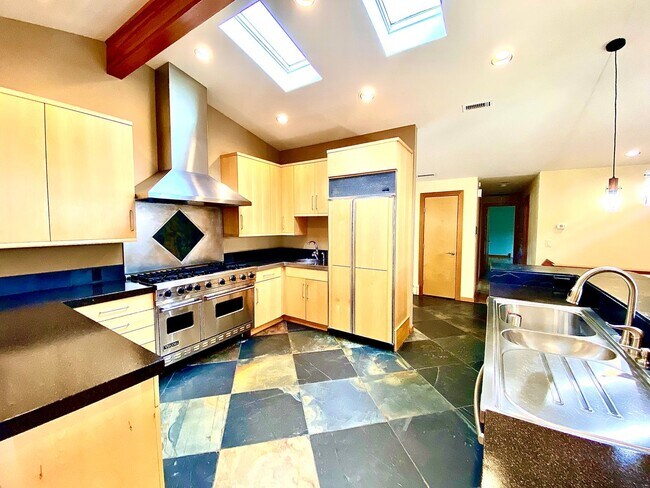 Building Photo - Stunning, 4 Bedroom, 3500 Square Foot, Highland's Home in Boise's North End