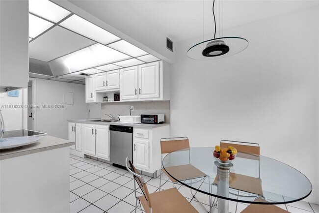 Building Photo - 1121 Crandon Blvd