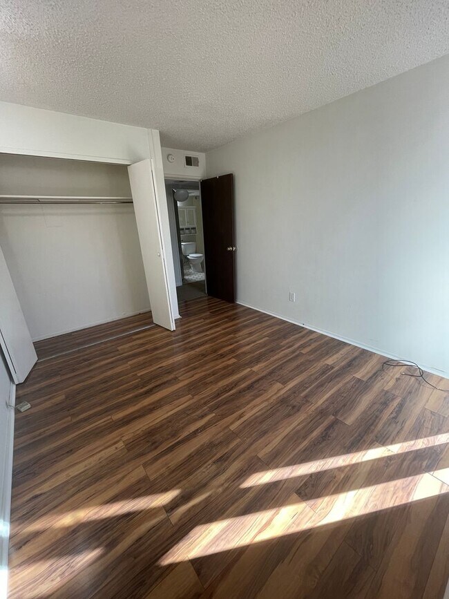Building Photo - Two-Bed in Independence Condominium | Early Move-in Option!