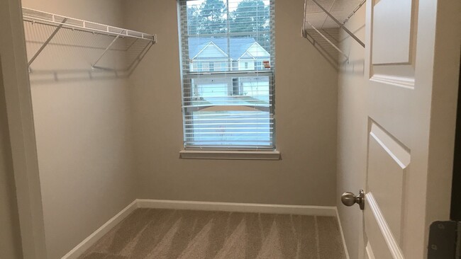 Building Photo - 3 BEDROOM TOWNHOME IN OAKWOOD!