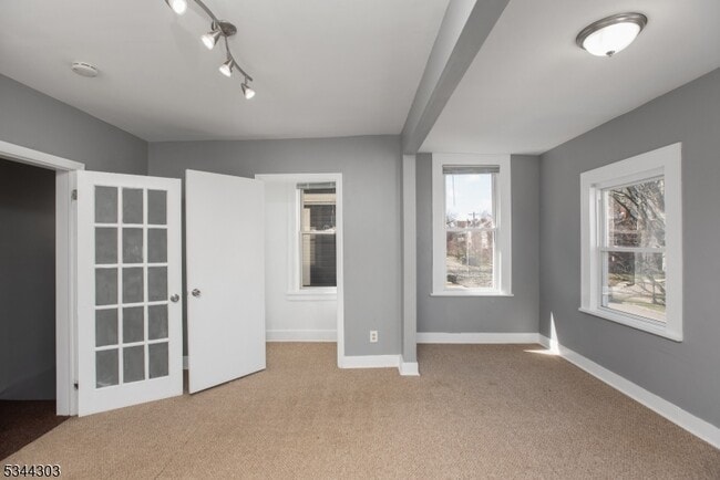 Building Photo - 109 Maple Ave